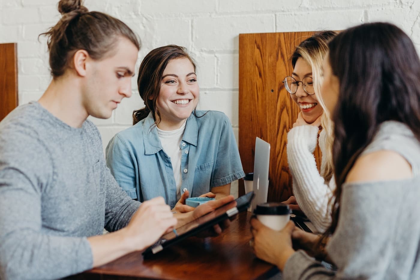 Grupo de personas compartiendo un momento de contención y cercanía